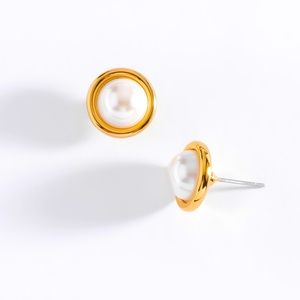 Beautiful 18K gold plated peal earrings.